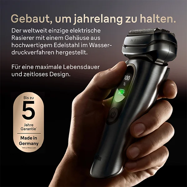 Hand hält den Braun NEVO Rasierer mit leuchtendem grünen Licht auf dem Display, das die Haltbarkeitseigenschaften zeigt.