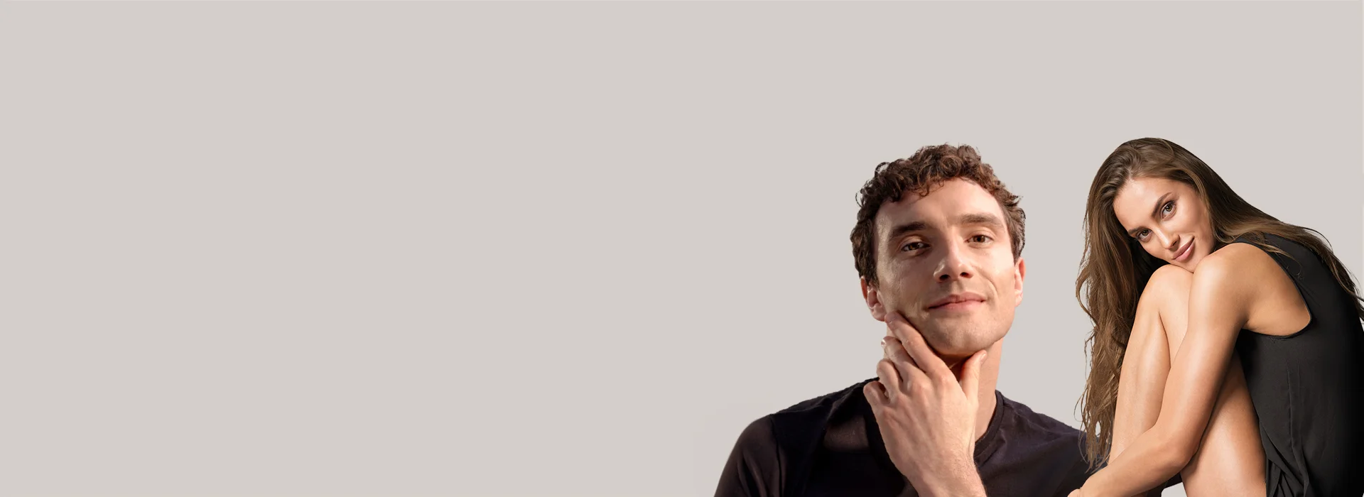 Mann und Frau blicken nach vorne, beide mit glatt rasiertem Gesicht