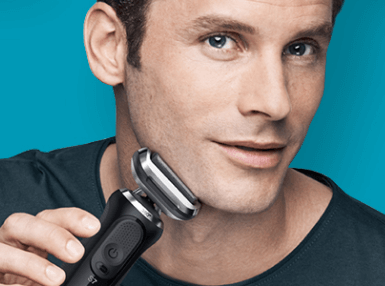 Mann rasiert sein Gesicht mit dem Series 7 Elektrorasierer.