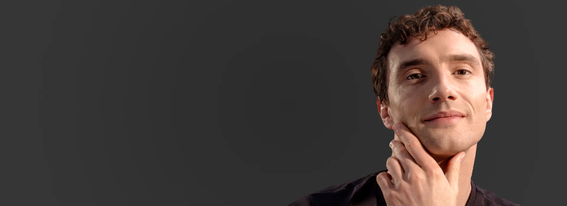 Hals eines Mannes, der sich seinen 3-Tage-Bart mit einem Braun Rasierer abrasiert.