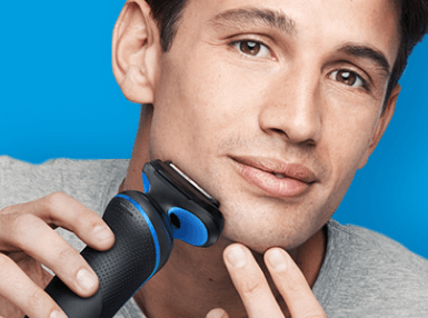 Mann rasiert sein Gesicht mit dem Series 5 Elektrorasierer.