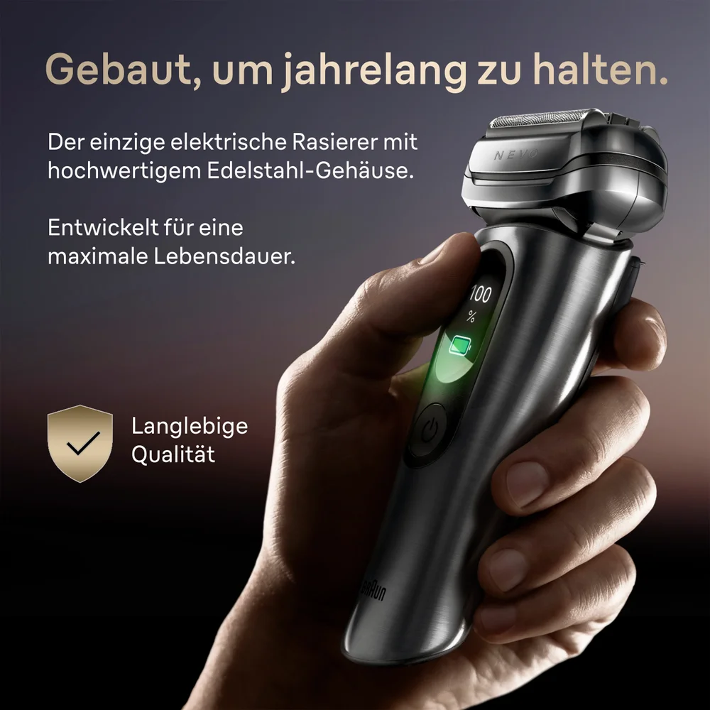 Hand hält den Braun NEVO Rasierer mit leuchtendem grünen Licht auf dem Display, das die Haltbarkeitseigenschaften zeigt.